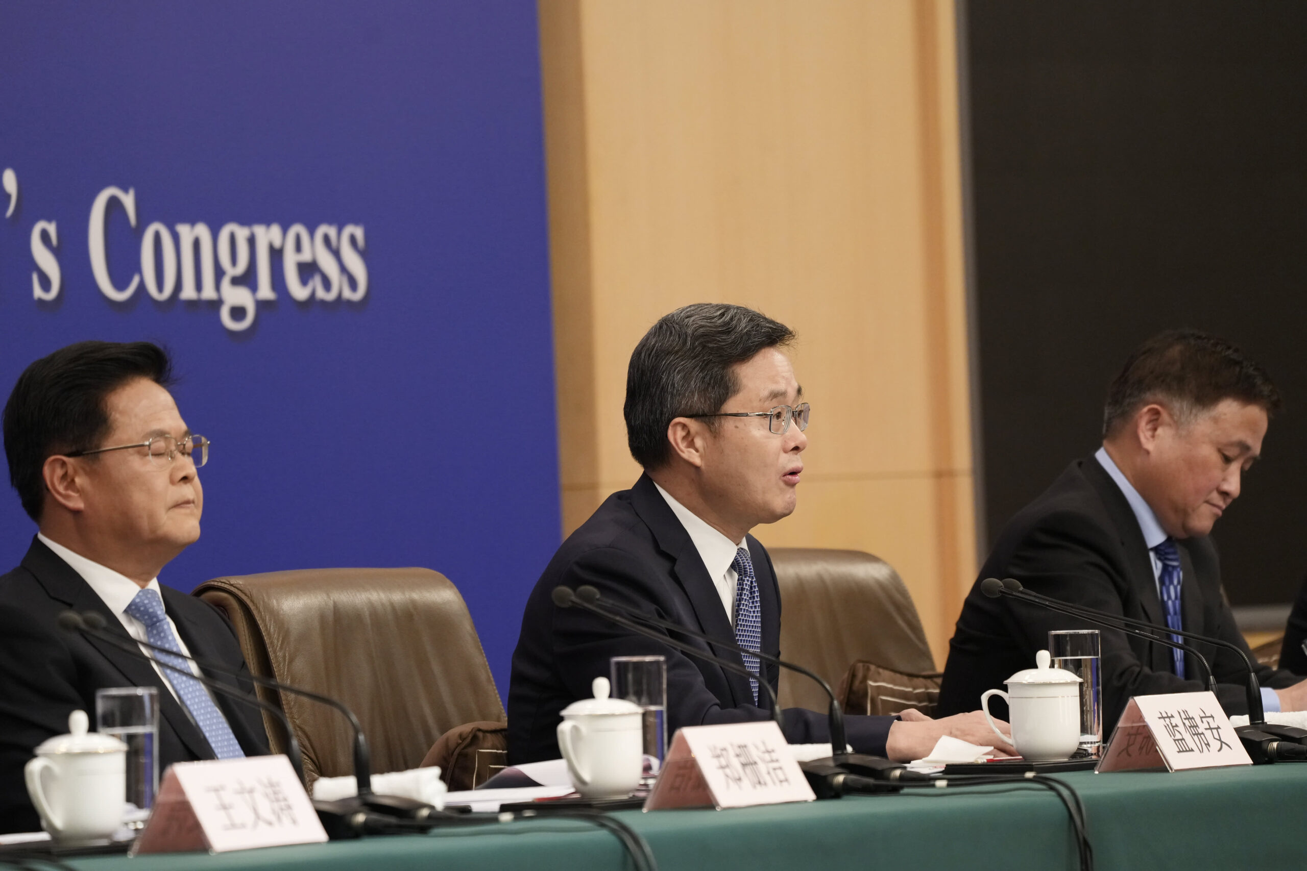 Chinese finance minister hints at increasing the deficit at highly anticipated briefing