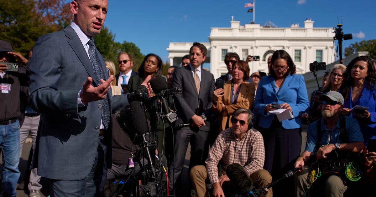 Trump advisors amp up extreme rhetoric against Democrats during government shutdown, immigration raids
